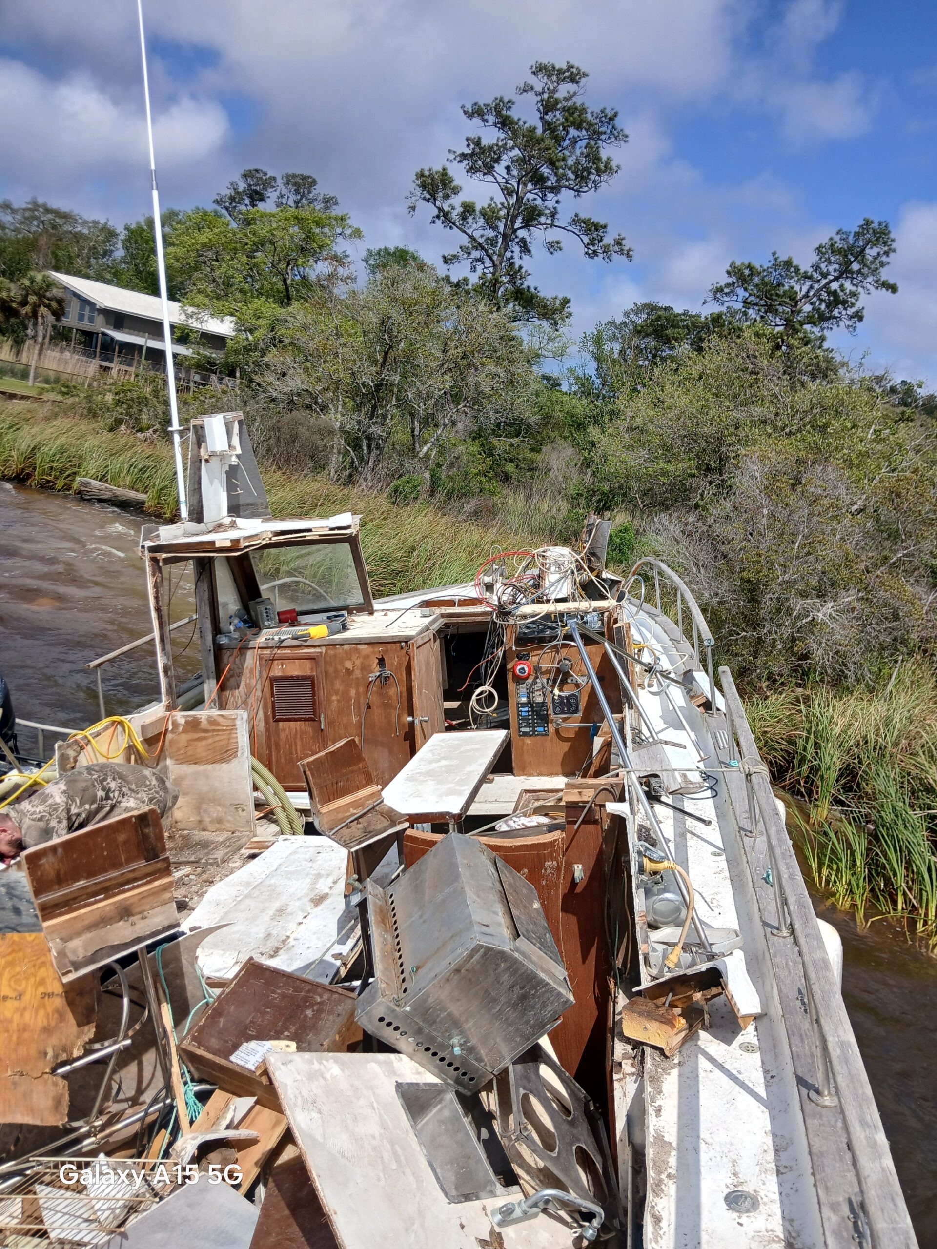 Professional boat salvage team Volusia County Florida