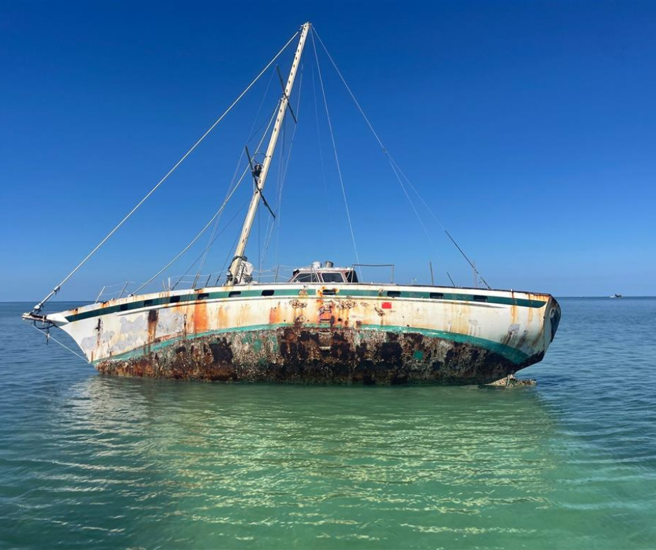 Professional boat salvage team Lake County Florida